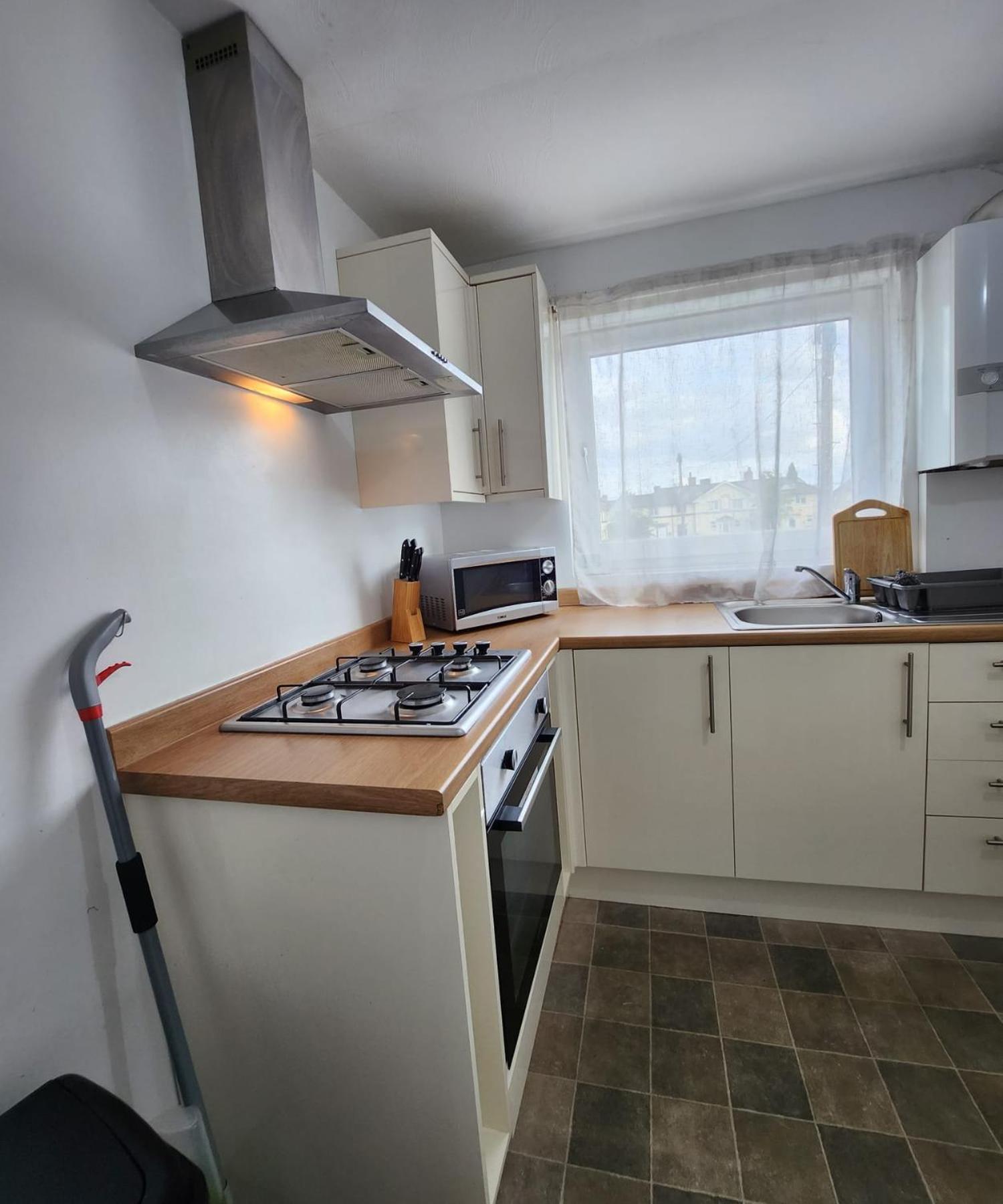 Modish 1bed With Free Street Parking Apartment