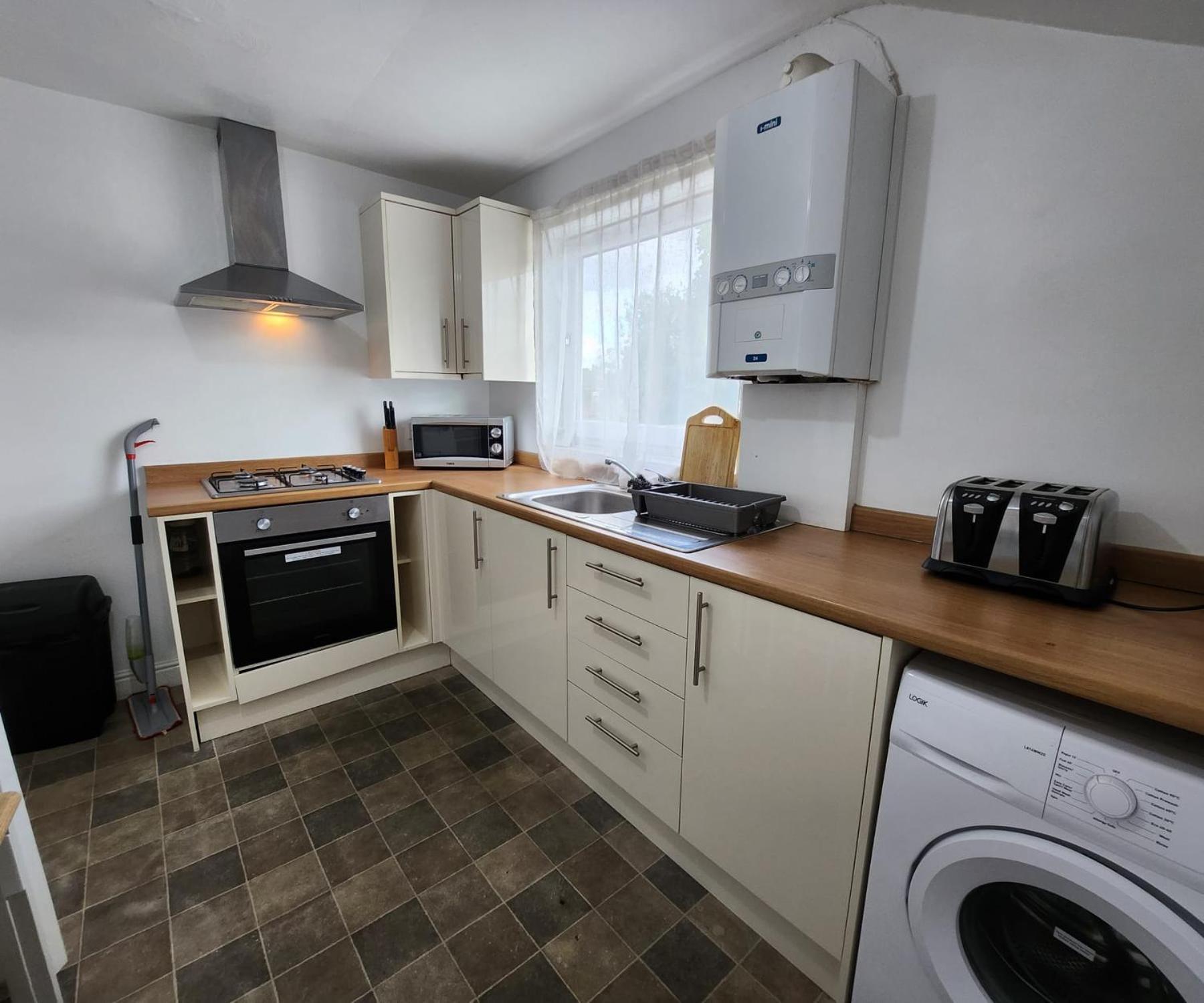 Modish 1bed With Free Street Parking Apartment *