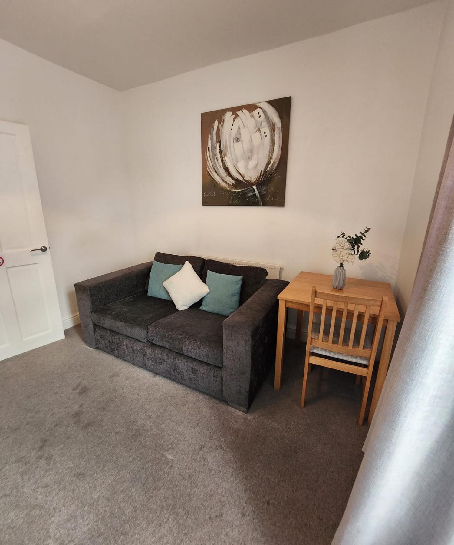 Modish 1bed With Free Street Parking Apartment *